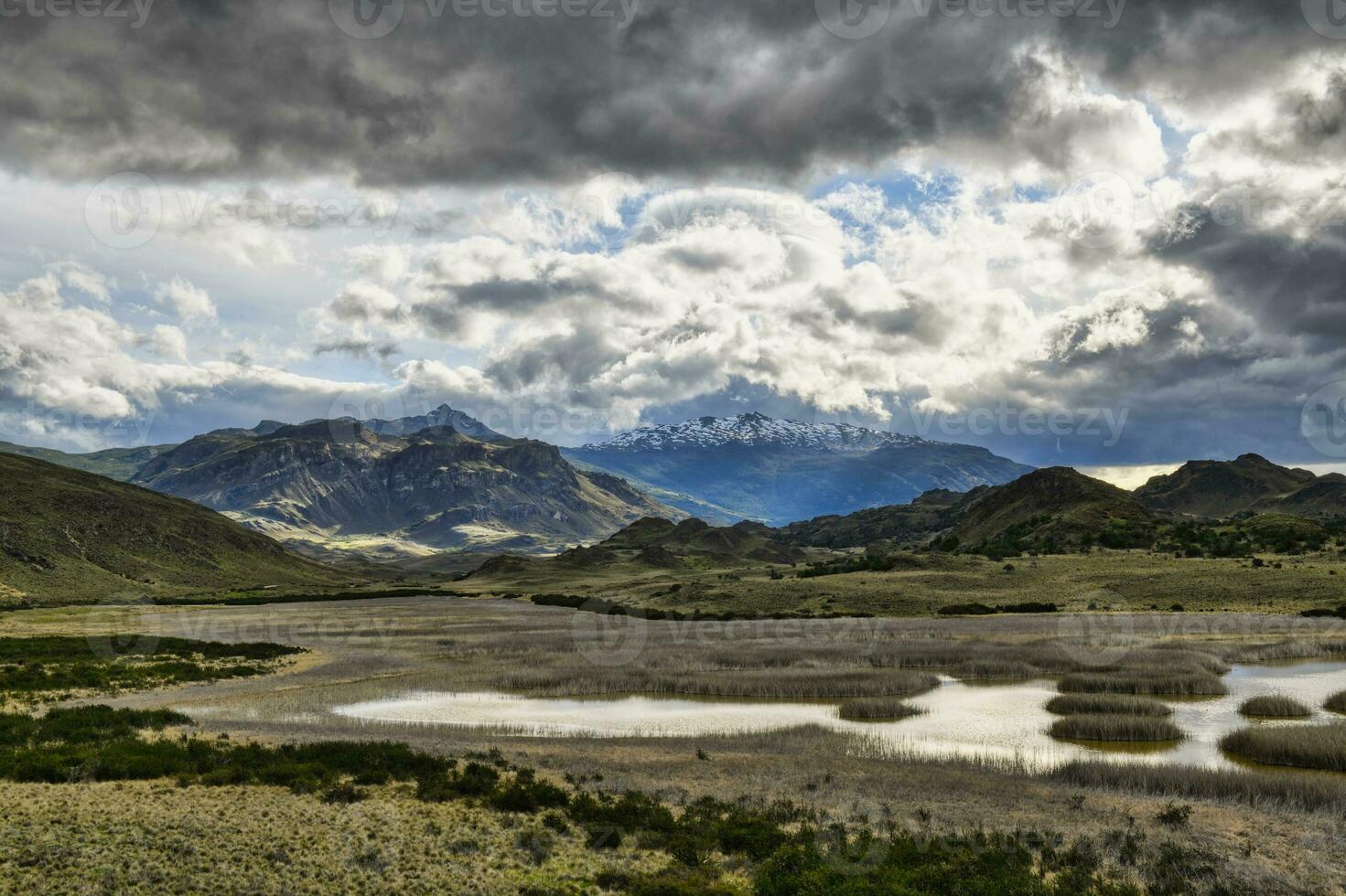 laguna med kärr gräs, patagonien nationell parkera, chacabuco dal nära cochrane, aysen område, patagonien, chile foto