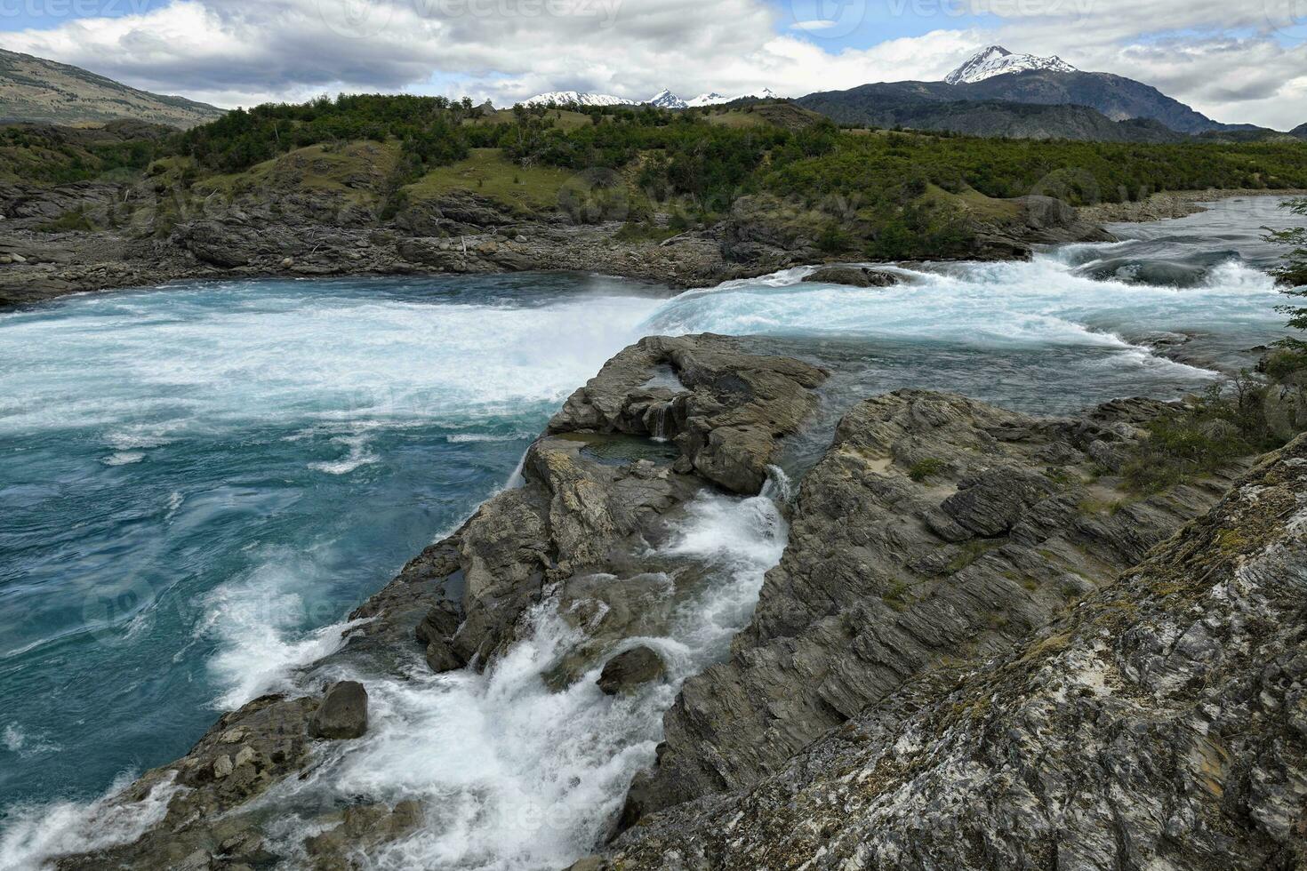 fors på de sammanflöde av blå bagare flod och grå neff flod, pan-amerikansk motorväg mellan cochrane och puerto guadal, aysen område, patagonien, chile foto