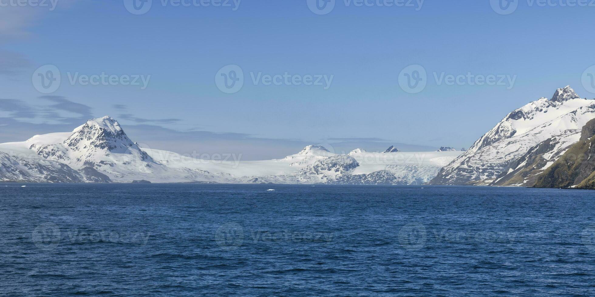 kung haakon bukt, snö täckt bergen och glaciärer, söder georgien, söder georgien och de smörgås öar, antarctica foto