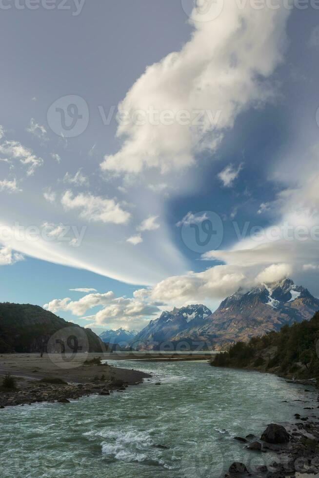 ström, grå sjö, torres del paine nationell parkera, chilenska patagonien, chile foto