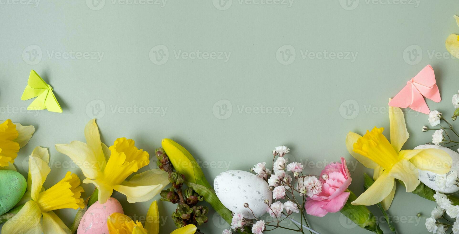 vår blommor ans påsk ägg gräns på grön baner bakgrund med kopia Plats. påsk hälsning kort mall foto