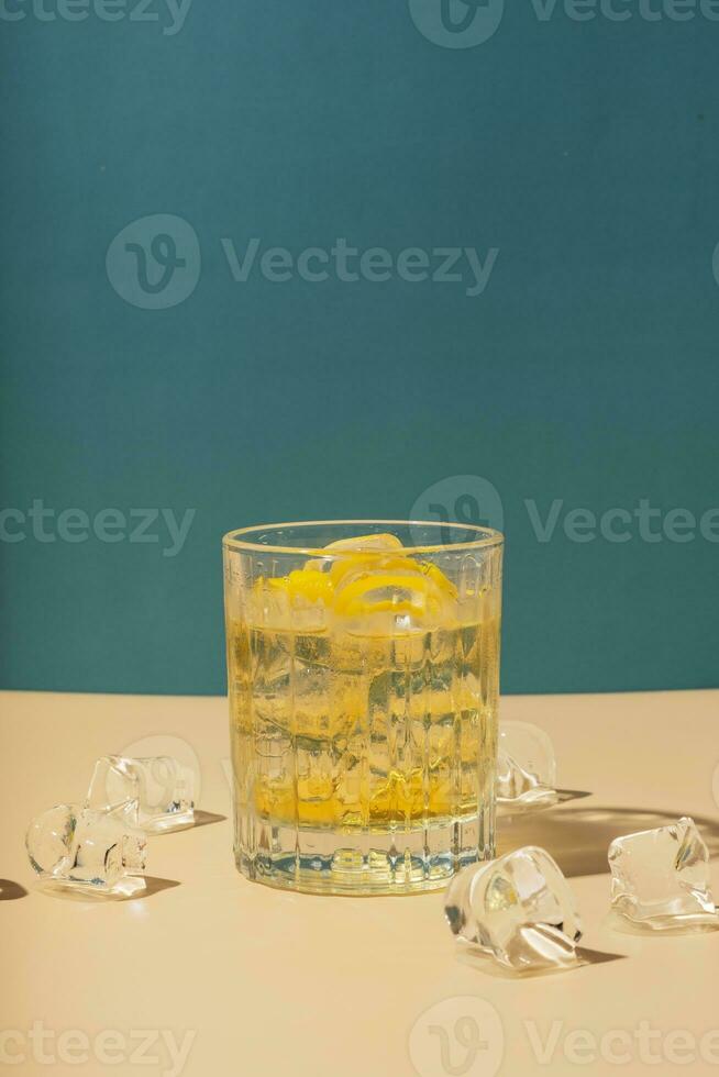 alkoholhaltig cocktail och is på en färgad bakgrund med hård skugga foto