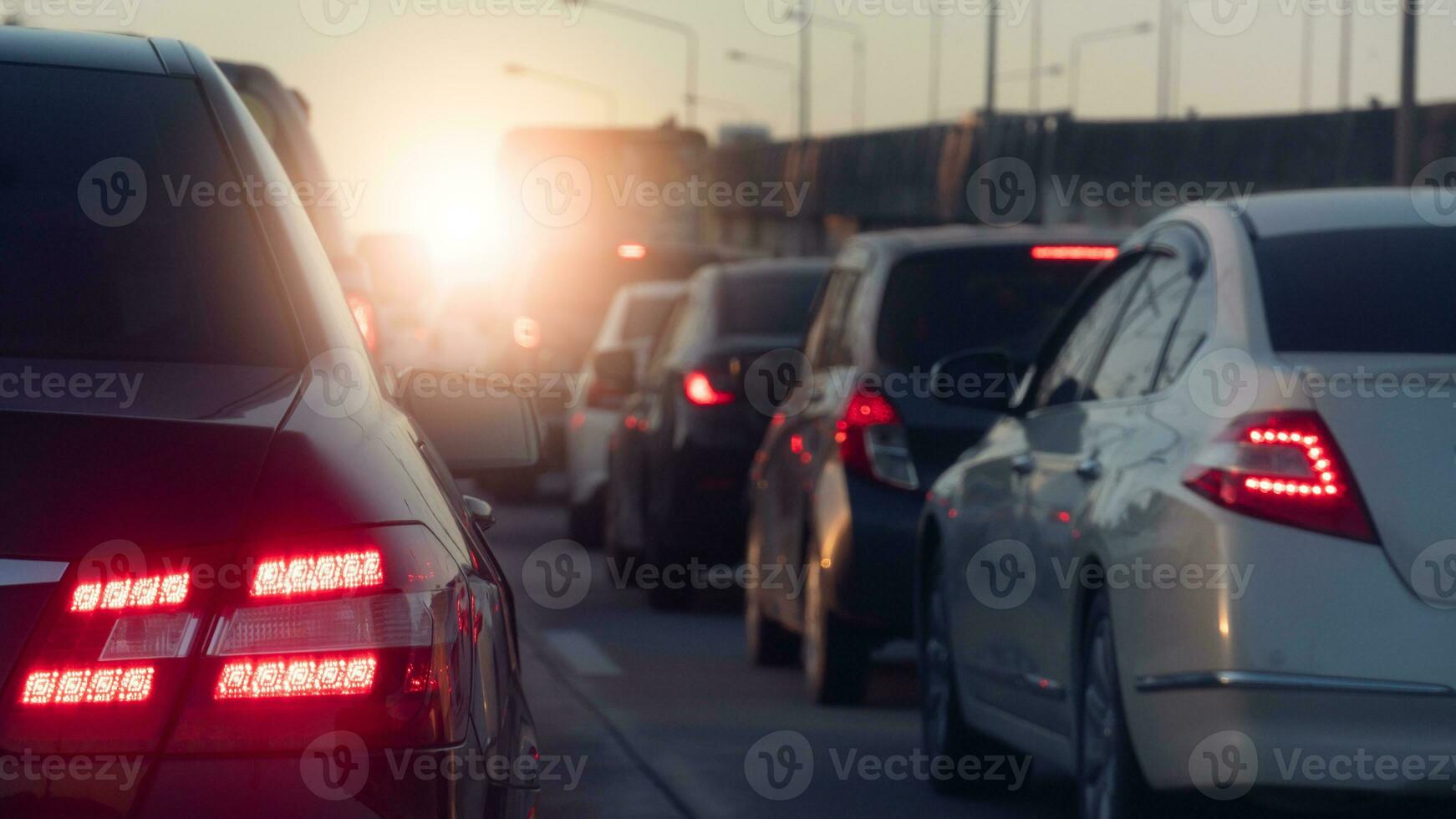 bak- sida av lyx bil med sväng på broms ljus på asfalt vägar. under rusa timmar för resa eller företag arbete. miljö av trafik sylt med många bilar morgon- eller kväll tid. foto