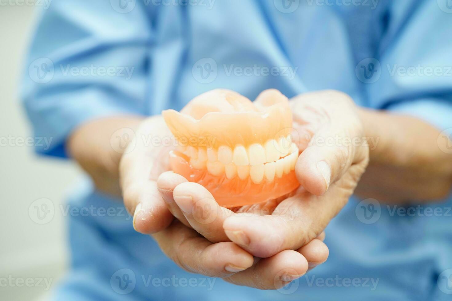 läkare innehav tänder tandprotes i hand för tandläkare studerar handla om tandvård. foto