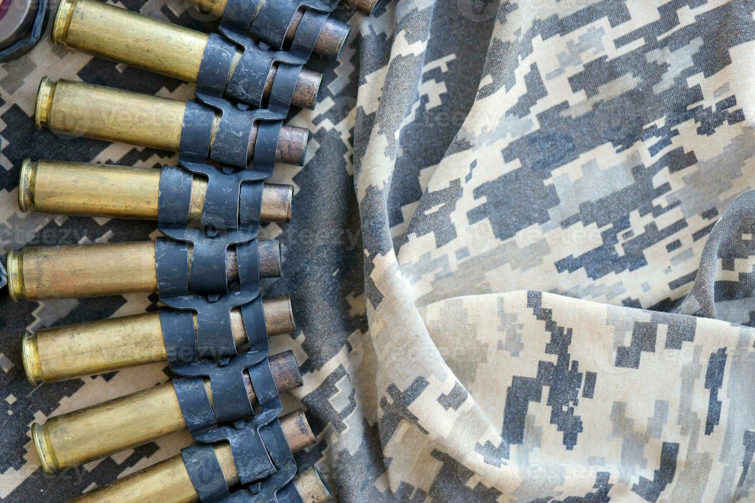 ukrainska armén tyg och maskin pistol bälte skal lögner på ukrainska pixeled militär kamouflage foto