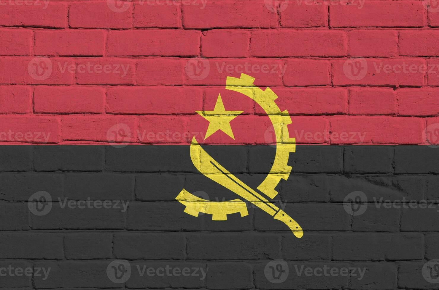 angola flagga avbildad i måla färger på gammal tegel vägg. texturerad baner på stor tegel vägg murverk bakgrund foto