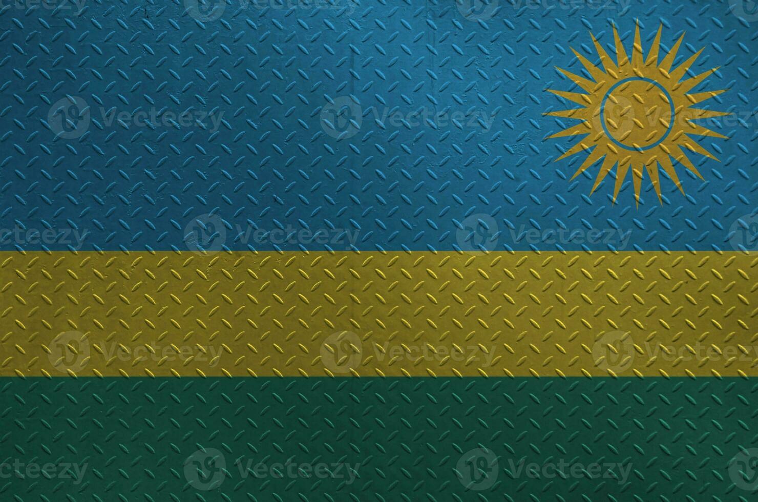 rwanda flagga avbildad i måla färger på gammal borstat metall tallrik eller vägg närbild. texturerad baner på grov bakgrund foto