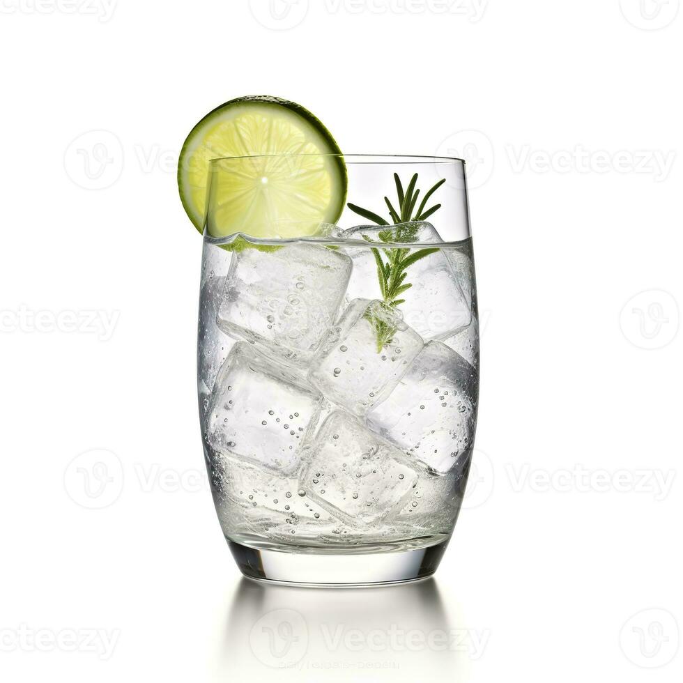 ai genererad gin tonic glas av vatten med is isolerat på vit bakgrund. ai genererad foto