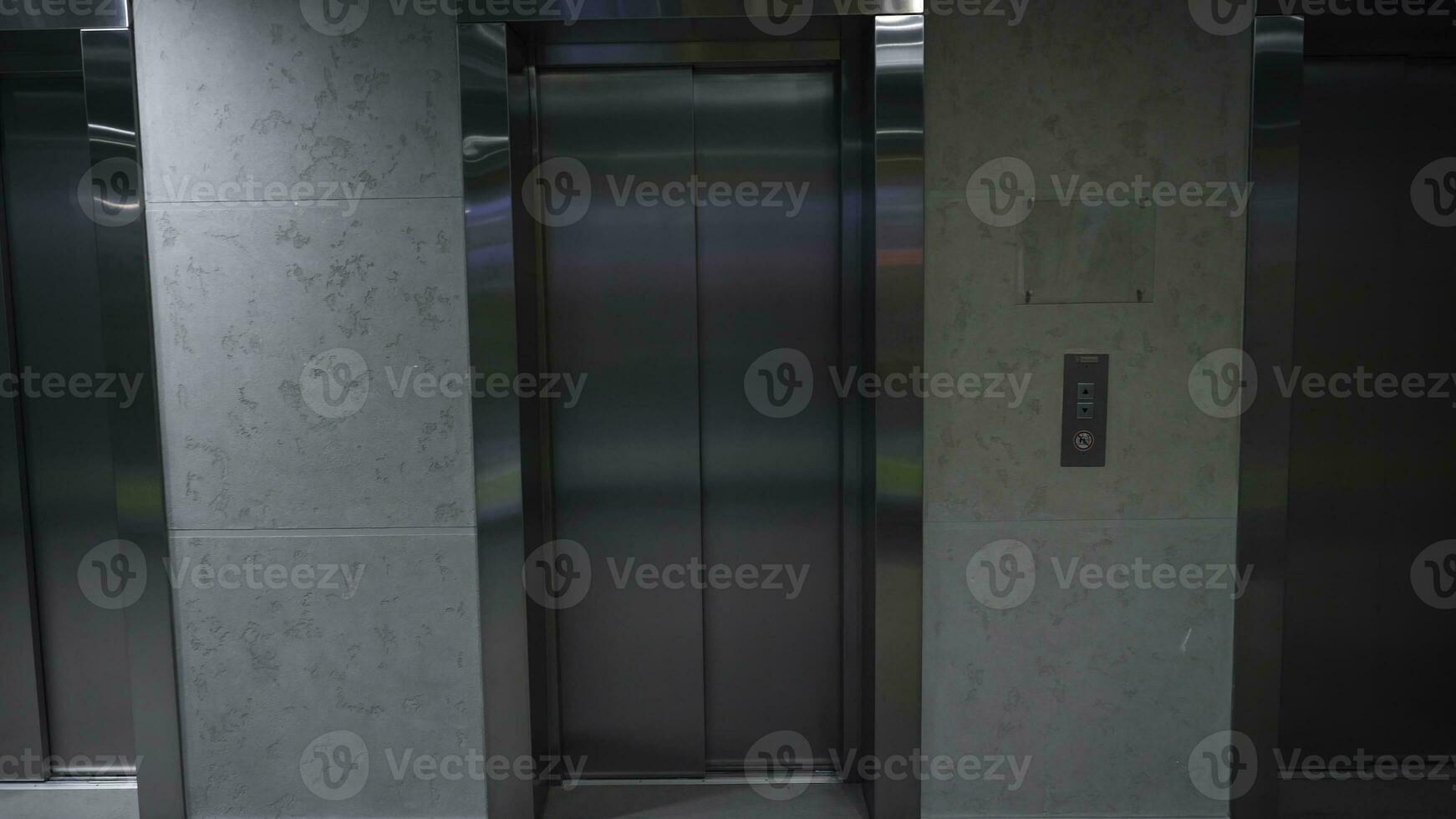 modern hiss i en byggnad. hiss i kontor byggnad. stängd hiss dörr på jord golv foto
