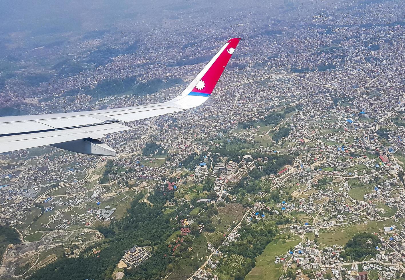 kathmandu nepal sedd uppifrån genom flygplanets fönster. foto