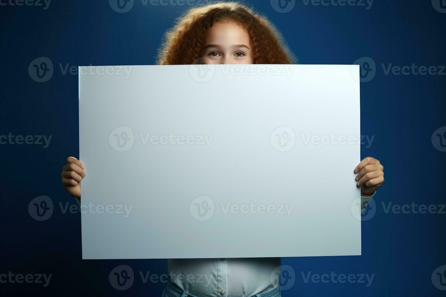 ai genererad söt liten flicka innehav tom vit ark av papper i henne händer foto