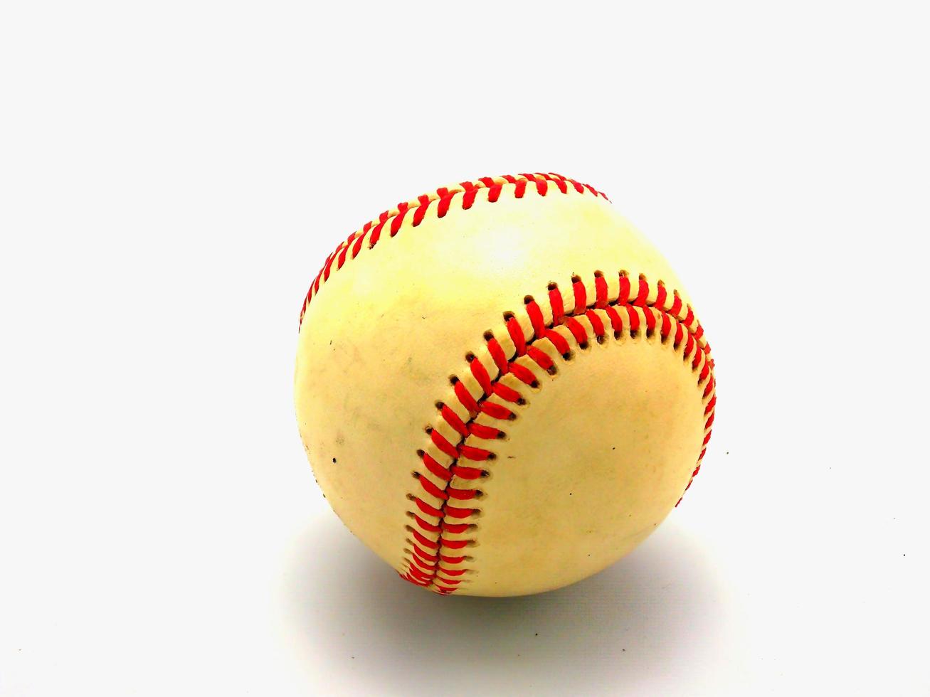 baseball på den vita bakgrunden foto