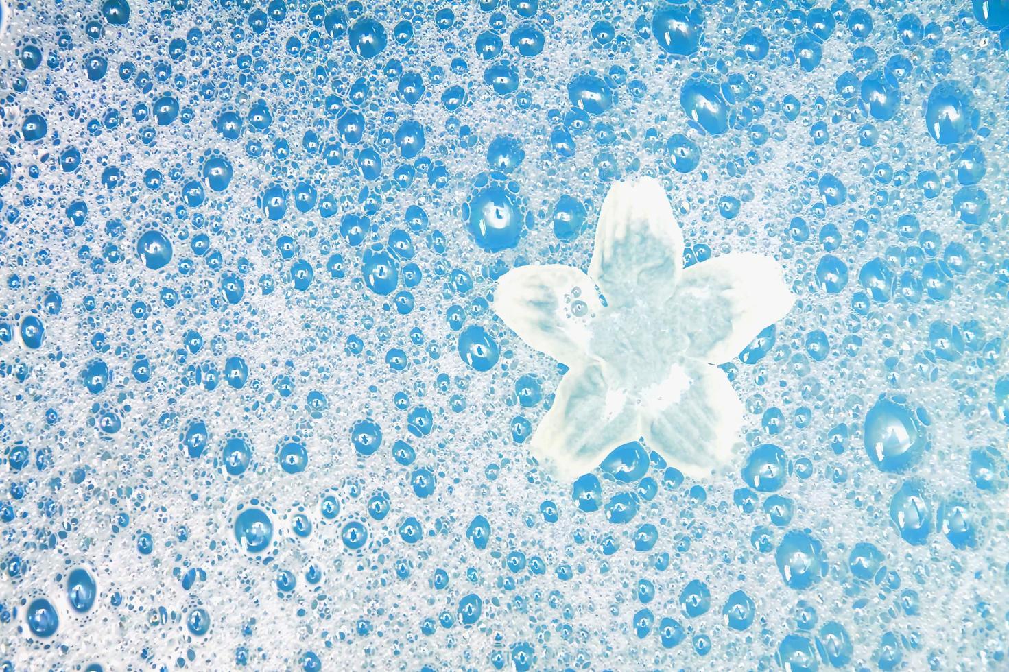 stjärna gjord av vattenbubblor på glaset foto