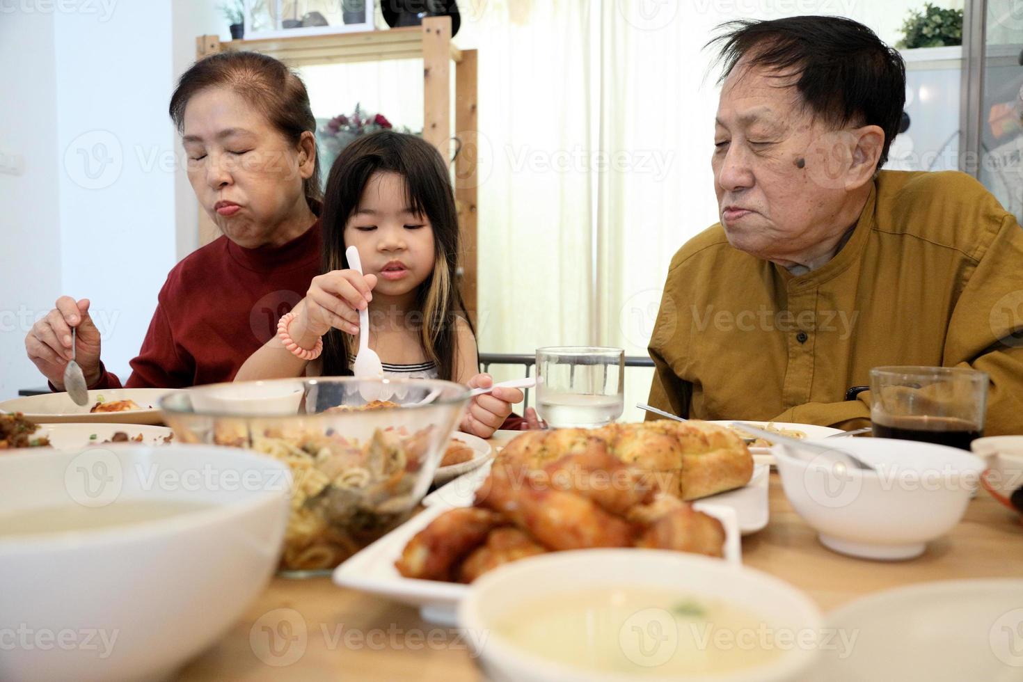 middag med familjen foto