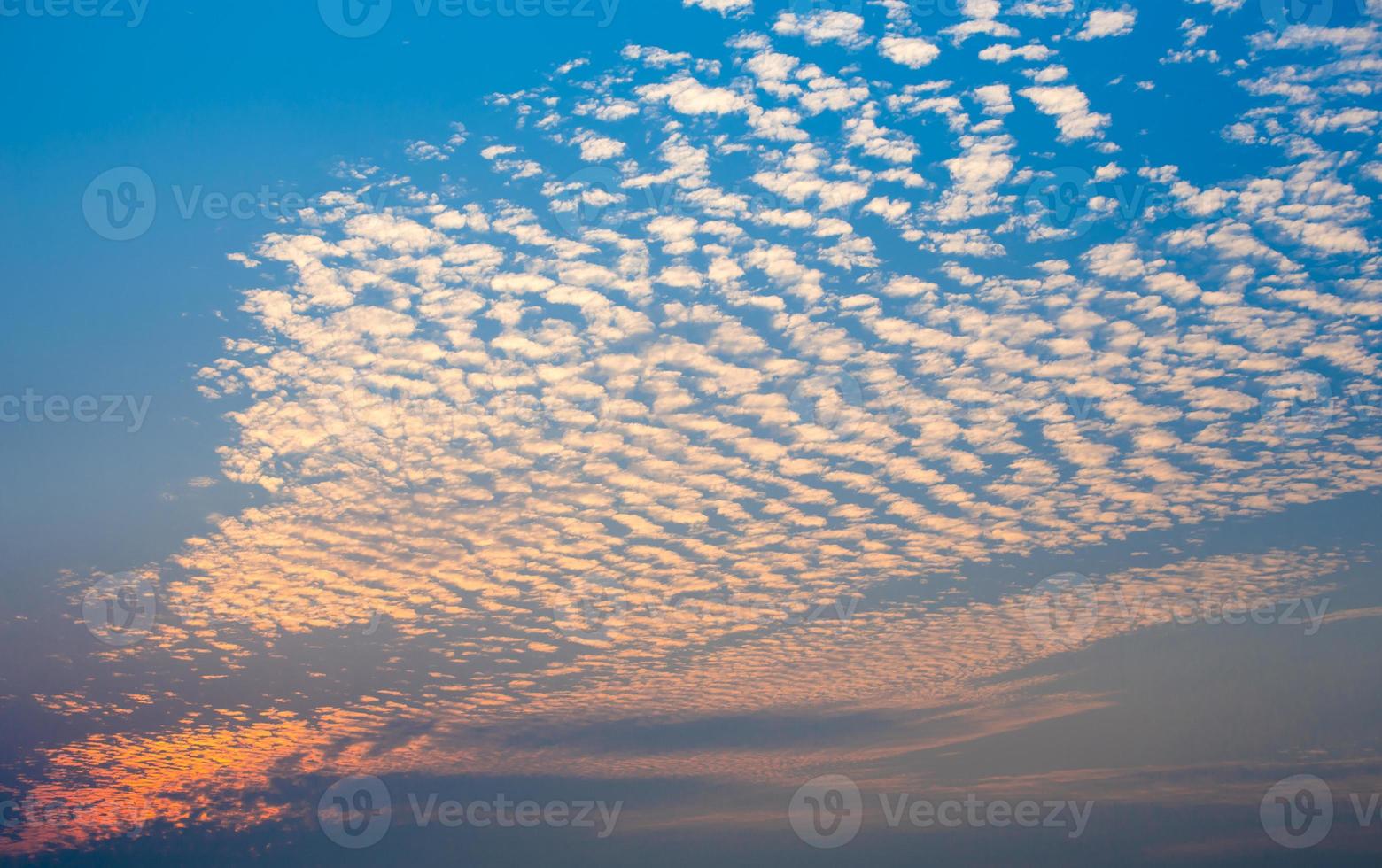 vacker molnig himmel och solljus bakåt foto