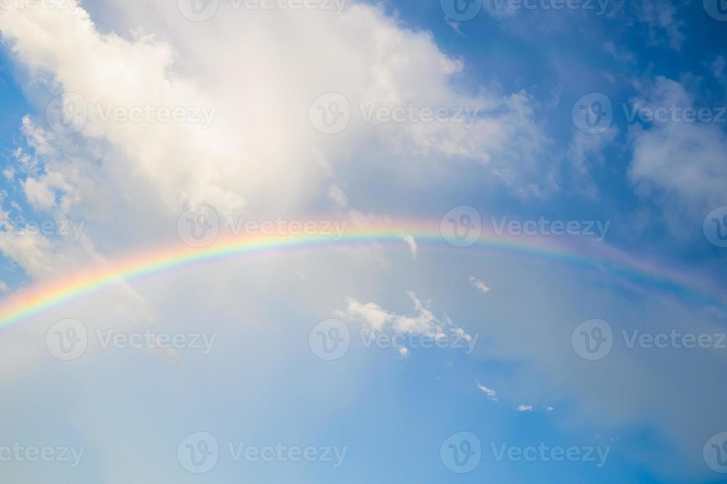 vacker molnig himmel och solljus bakåt foto