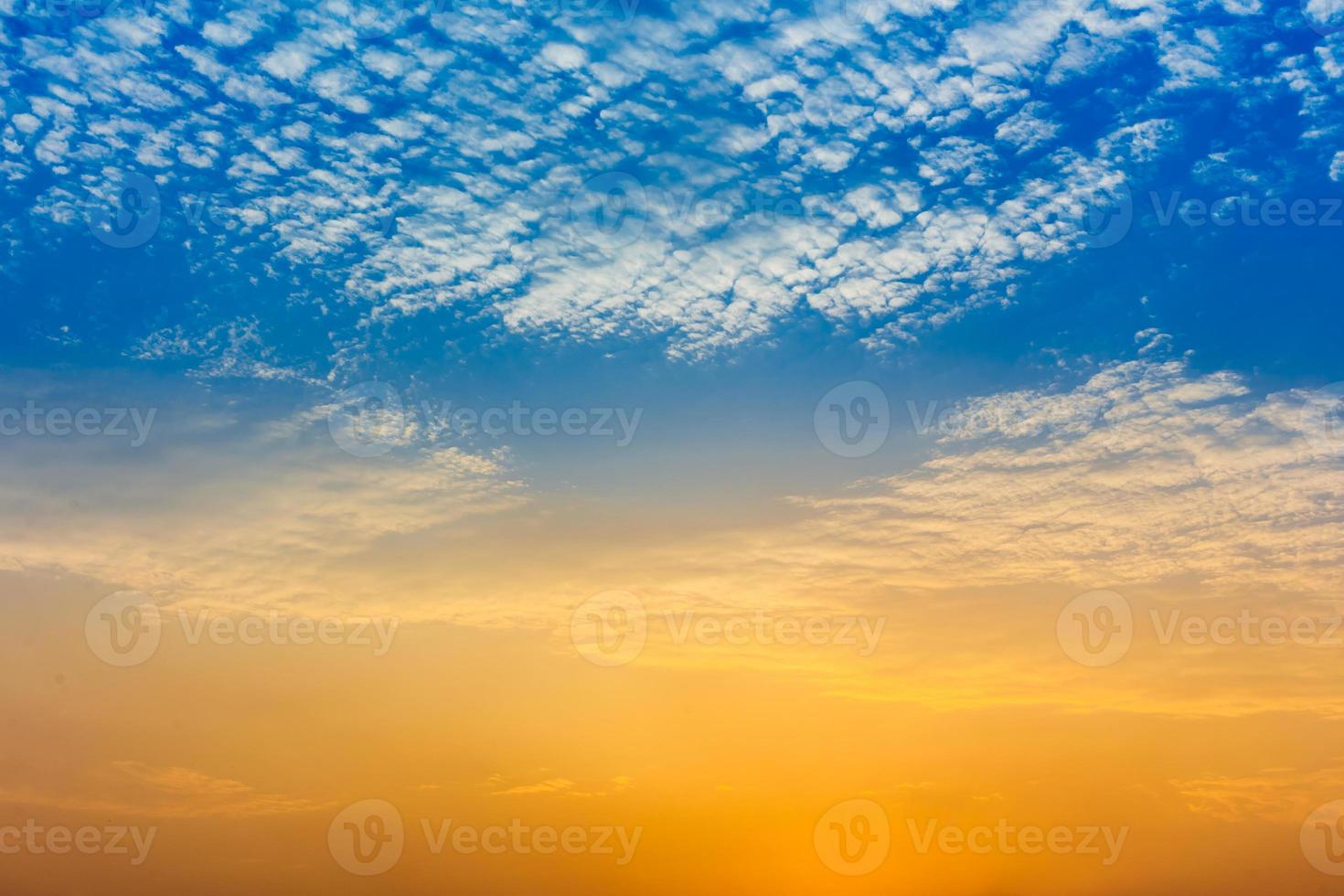 vacker molnig himmel och solljus bakåt foto