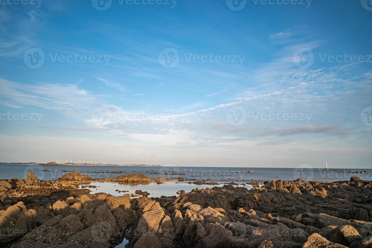 gula revet och havet under den blå himlen foto