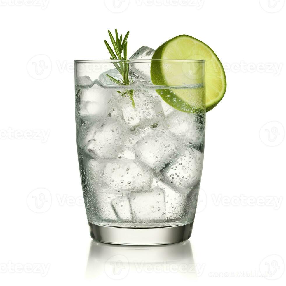 ai genererad gin tonic glas av vatten med is isolerat på vit bakgrund. ai genererad foto