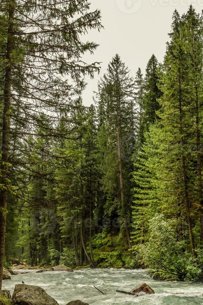 floden i Kumrat dalen vackert landskap utsikt över bergen foto