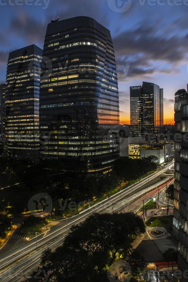 flygfoto över kommersiella kontorsbyggnader på juscelino kubitschek aveny, med solnedgången i bakgrunden på södra sidan av sao paulo, stad foto