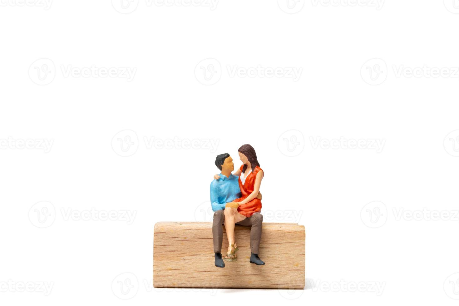 miniatyr människor par sitter på trästol och plats för tex foto