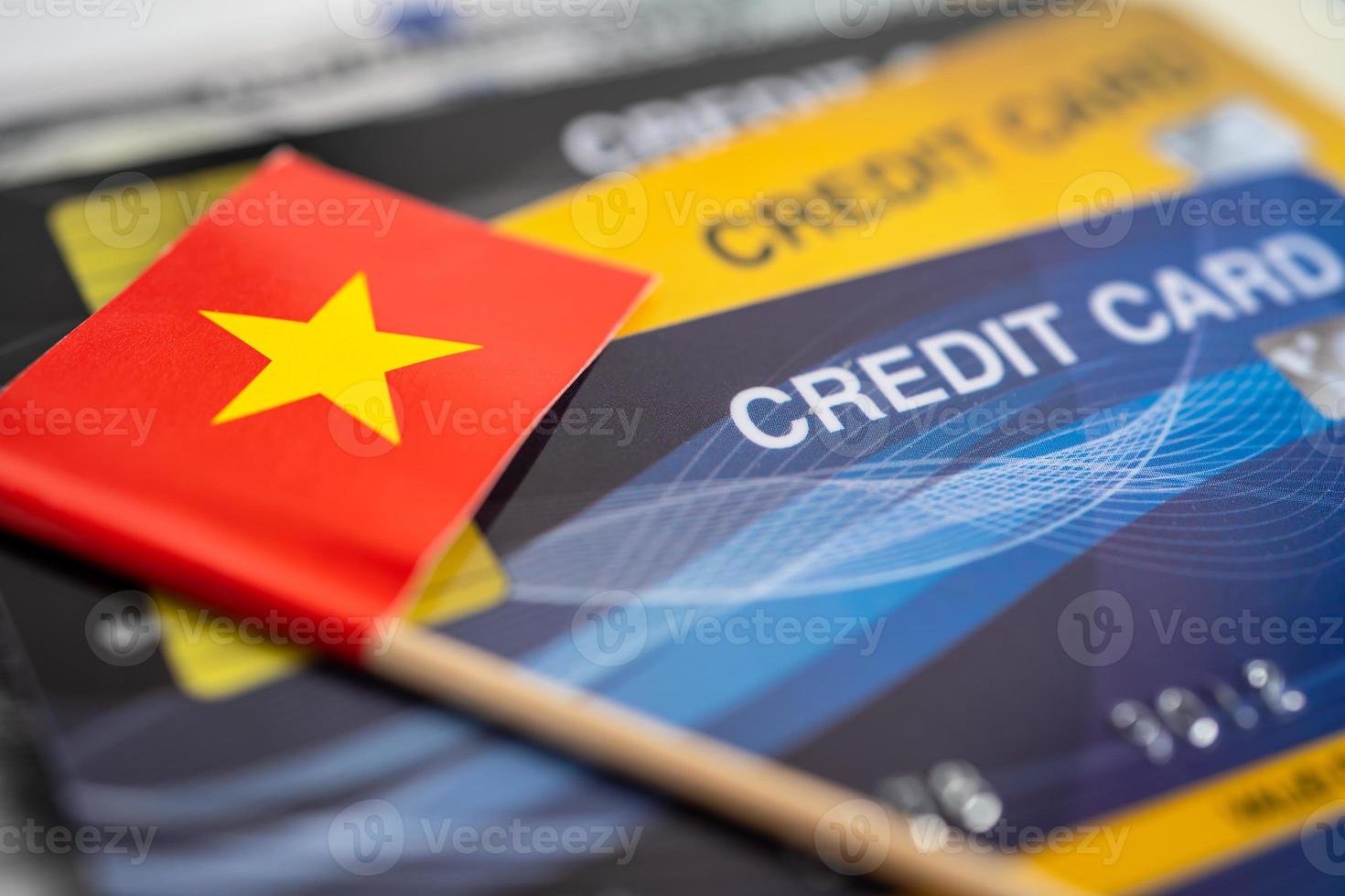 Vietnams flagga på kreditkort. finansutveckling, bankkonto, statistik, investeringsanalytisk forskningsdataekonomi, börshandel, affärsföretagskoncept. foto