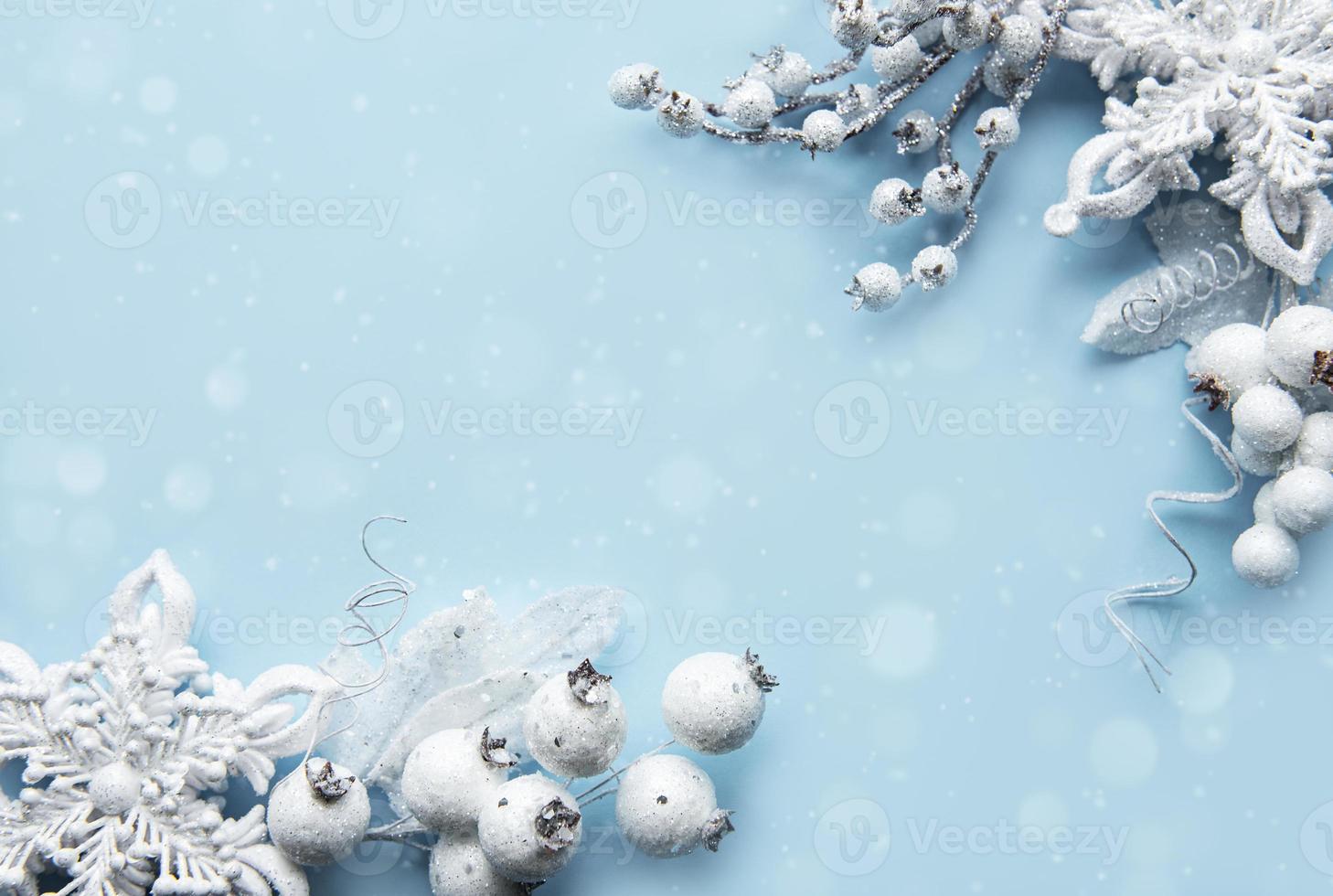 ram gjord av vita dekorationer på pastellblå bakgrund foto