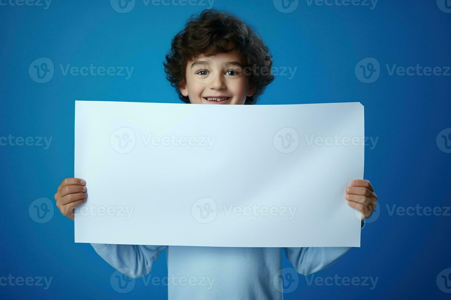 ai genererad liten pojke innehav en tom vit ark av papper foto