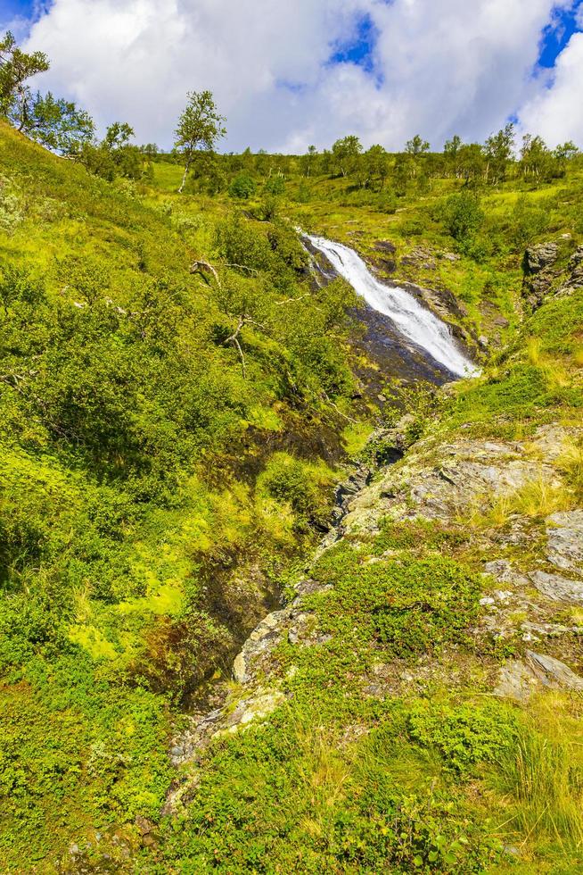 fantastiskt norskt landskap med vackert flodvattenfall i Vang Norge foto