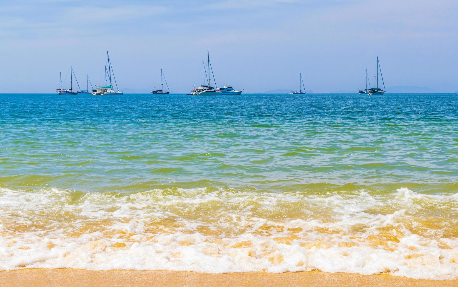 båtar tropisk ö koh phayam ao khao kwai strand thailand foto