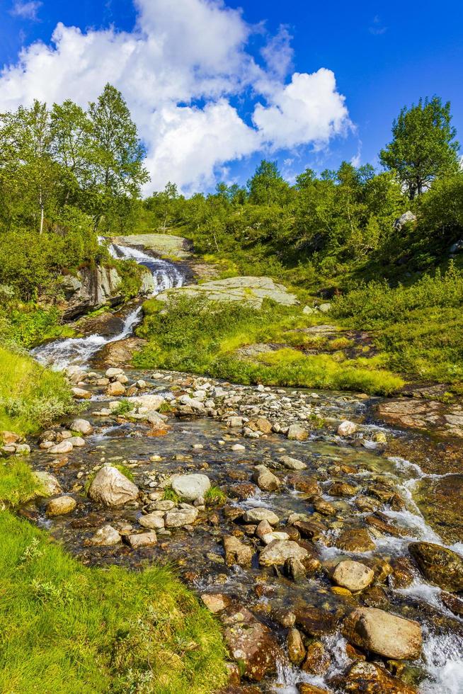 fantastiskt norskt landskap med vackert flodvattenfall i Vang Norge foto