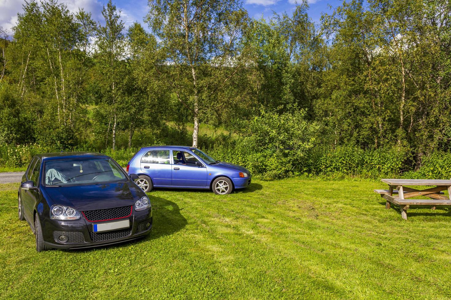 svartblå parkerade bilar i naturlandskapet i norge foto