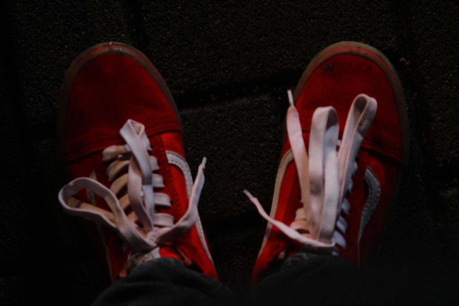 röda skor på natten foto
