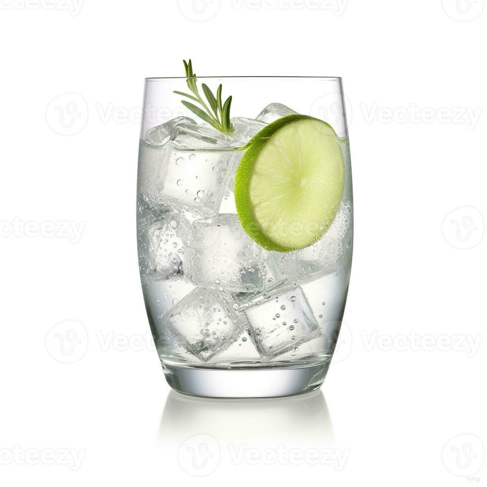 ai genererad gin tonic glas av vatten med is isolerat på vit bakgrund. ai genererad foto