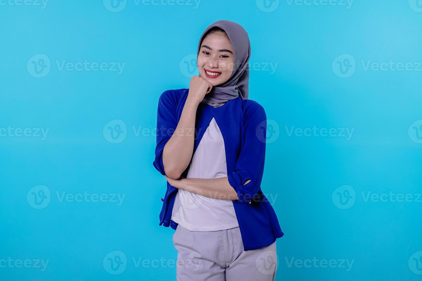 optimistisk charmig attraktiv ung kvinna med söt leende glatt med fint vitt leende på ljusblå bakgrund foto