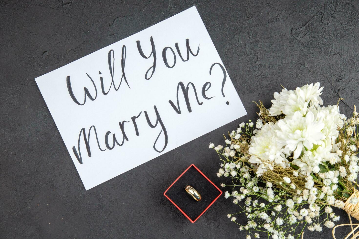 topp se engagemang ringa i röd låda kommer du gifta sig mig skriven på papper blommor på tabell foto