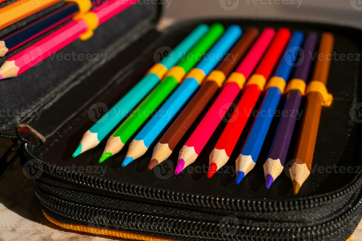 flerfärgad pennor i en skolpojkens penna fall foto