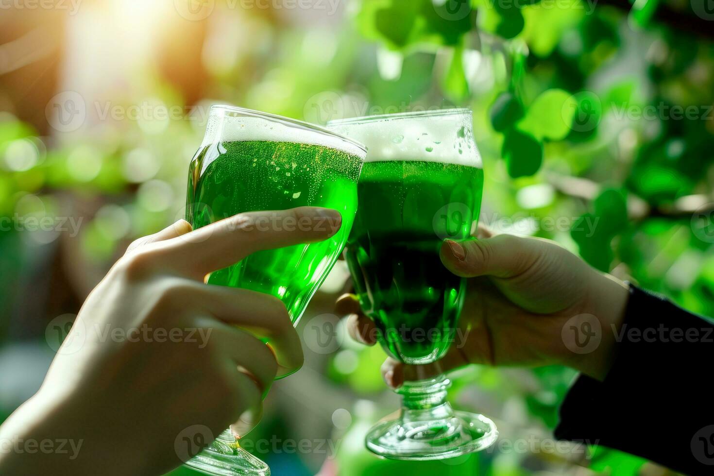 ai genererad människor toasting grön st. patrick s dag hantverk lageröl öl. ai genererad foto