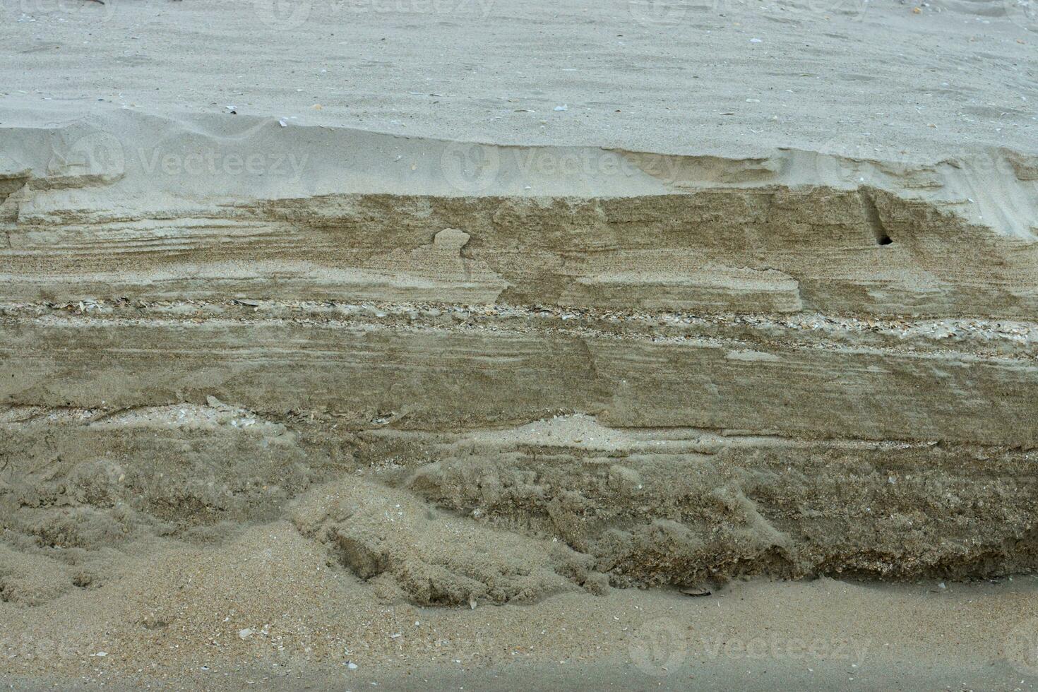 lager av sand på de strand. foto