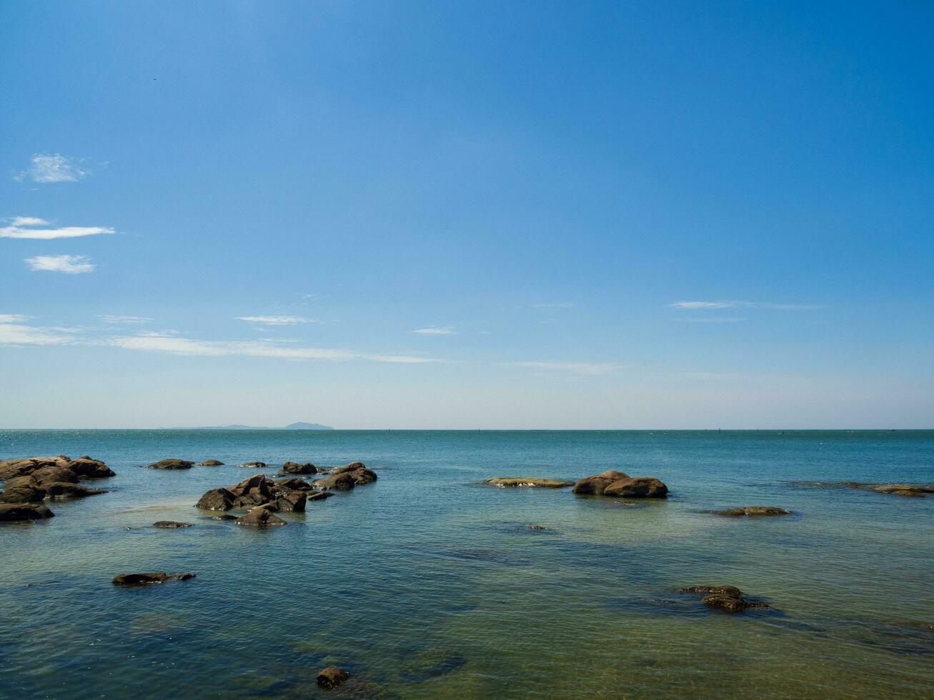 landskap sommar frontvy panorama tropisk havs strand sten blå himmel vit sand bakgrund lugna natur hav skön Vinka krascha stänk vatten resa khao leam ya nationell parkera öst thailand exotisk foto