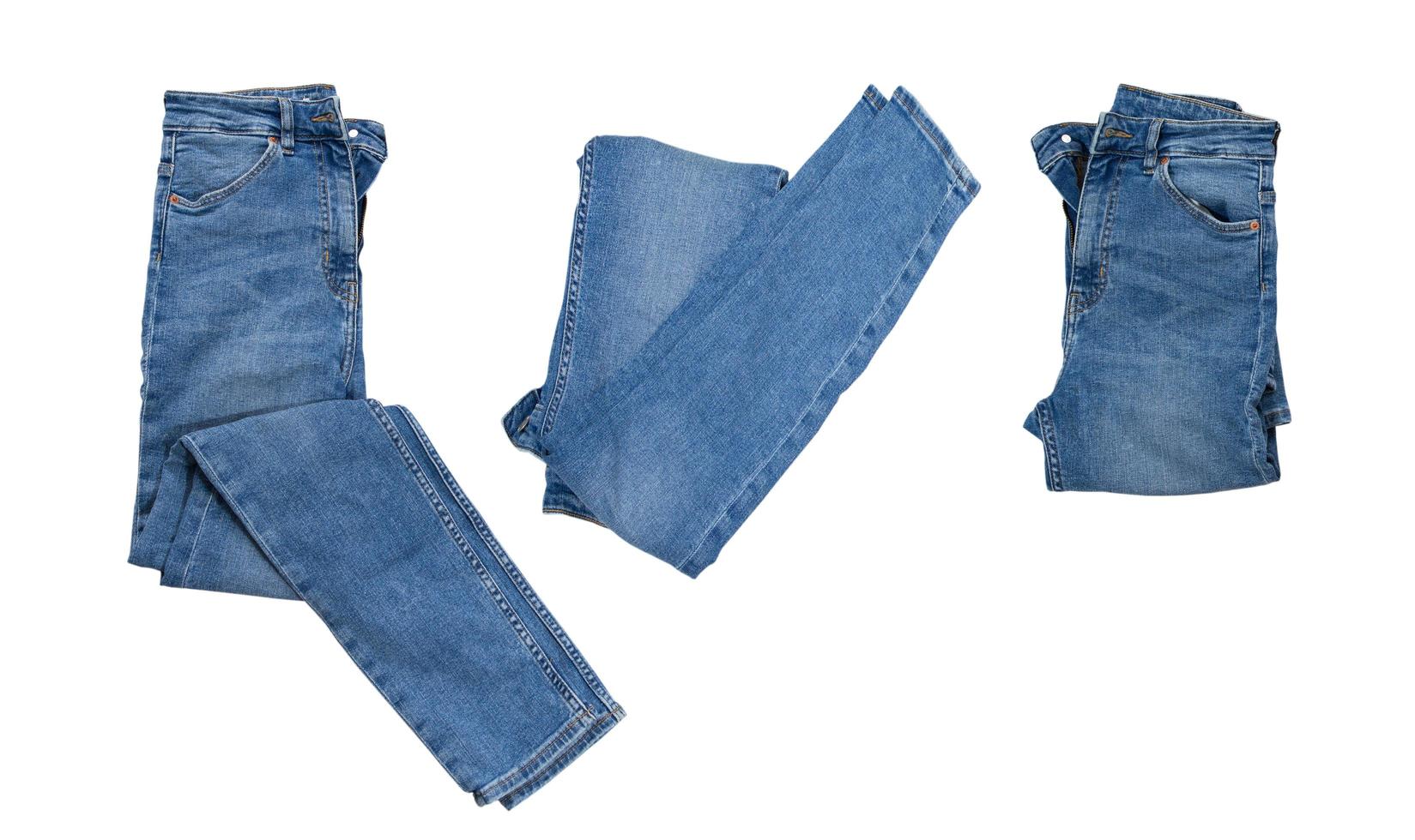 en uppsättning blå denimjeans på en vit bakgrund isolerad på nära håll foto