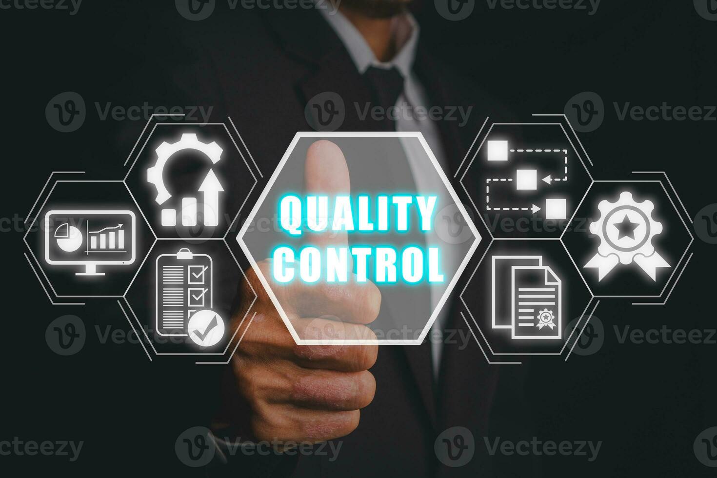 kvalitet kontrollera begrepp, affärsman hand rörande kvalitet kontrollera ikon på virtuell skärm, kvalitet försäkran, garanti, standarder, iso certifiering och standardisering. foto