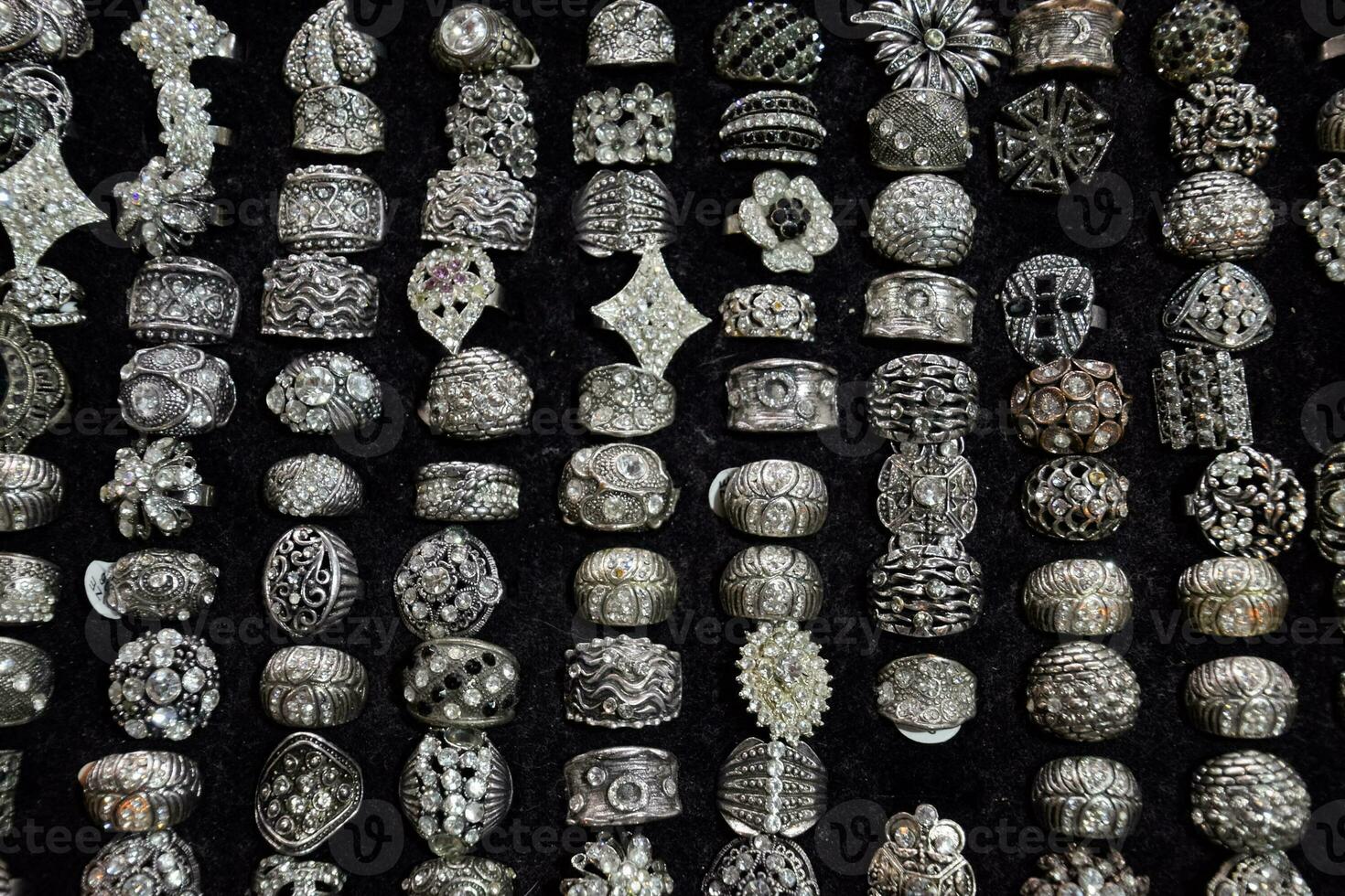 indisk silver- ringar och Smycken på en disken i Lagra. foto