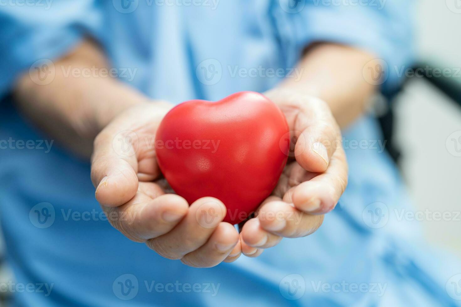 läkare innehav en röd hjärta i sjukhus, friska stark medicinsk begrepp. foto
