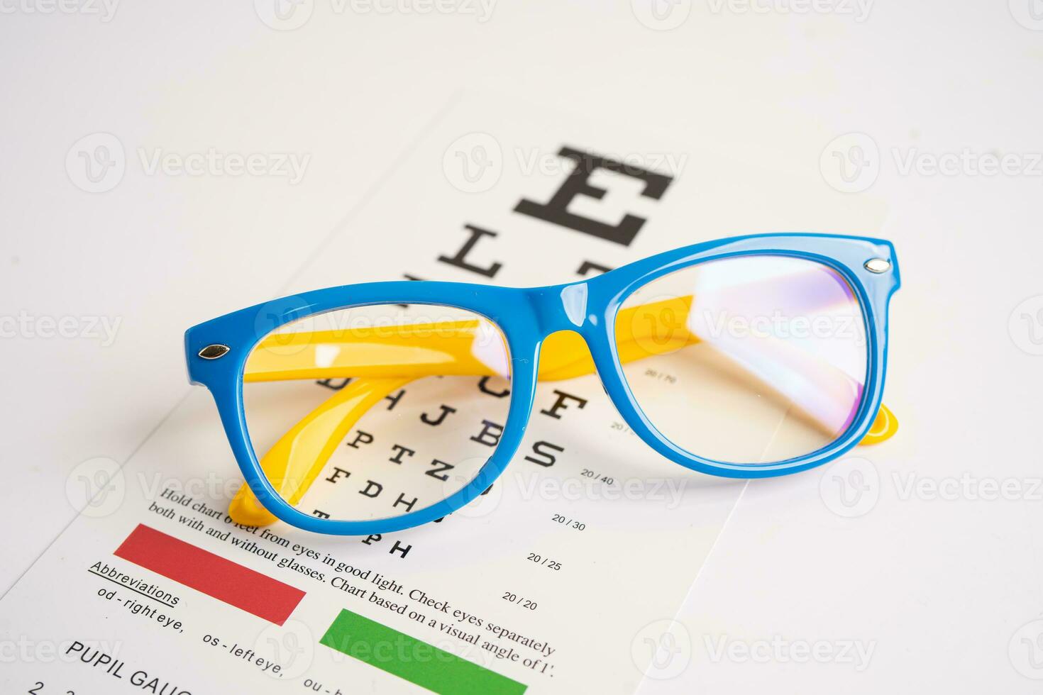 glasögon på öga testning examen Diagram till kolla upp syn noggrannhet av läsning. foto