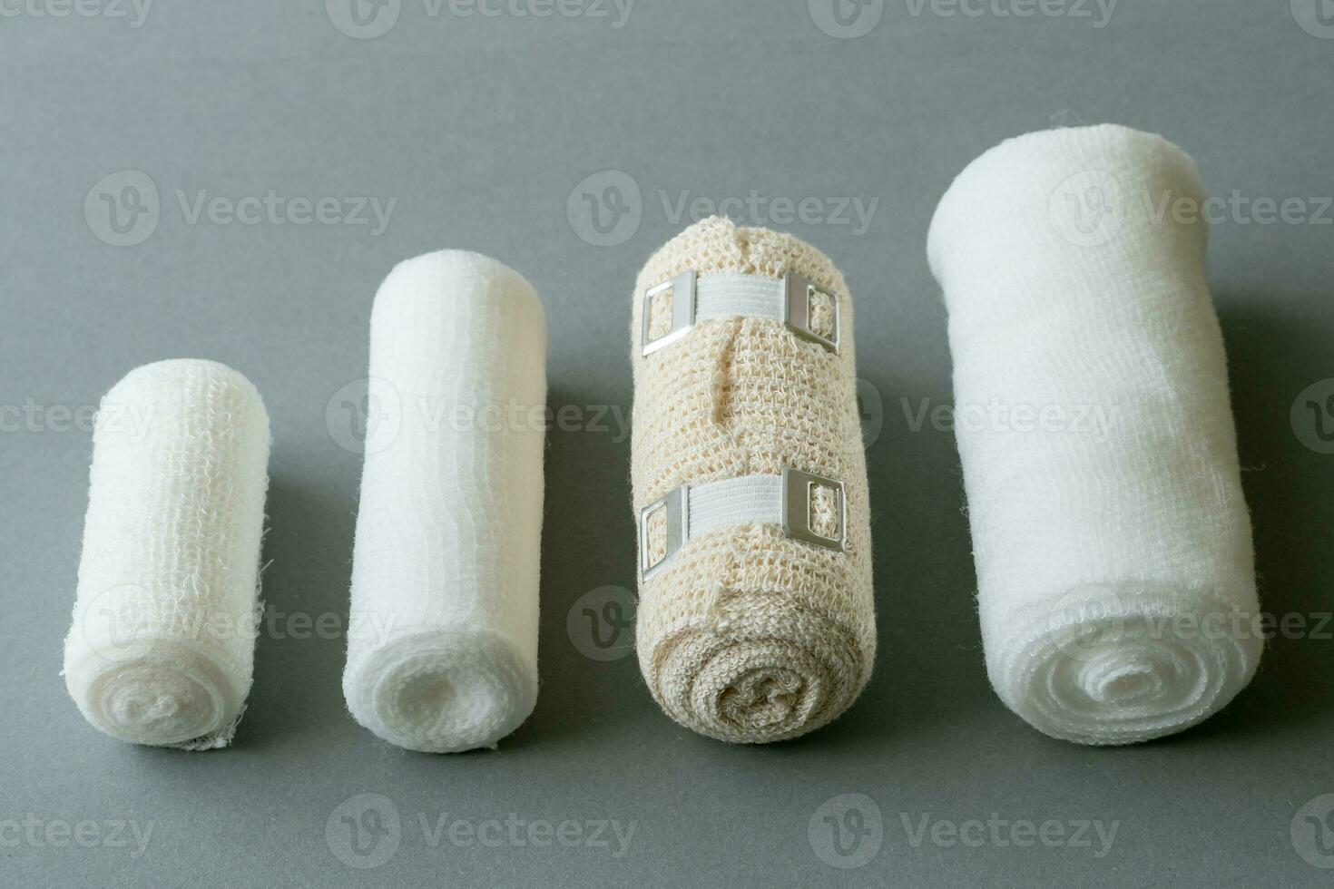 annorlunda storlekar av medicinsk bandage. medicinsk bandage på grå bakgrund. medicinsk Utrustning. foto