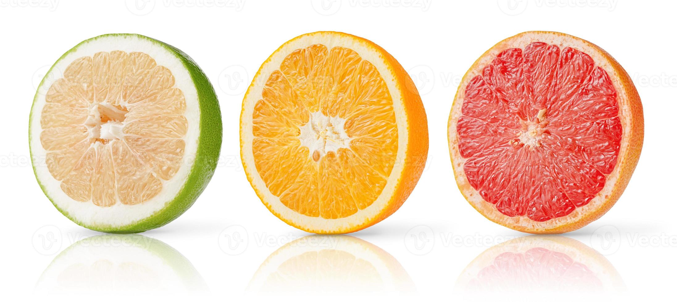 citrusfrukter halverar samling av grapefrukt, apelsin och sötnos isolerad på vit bakgrund. foto