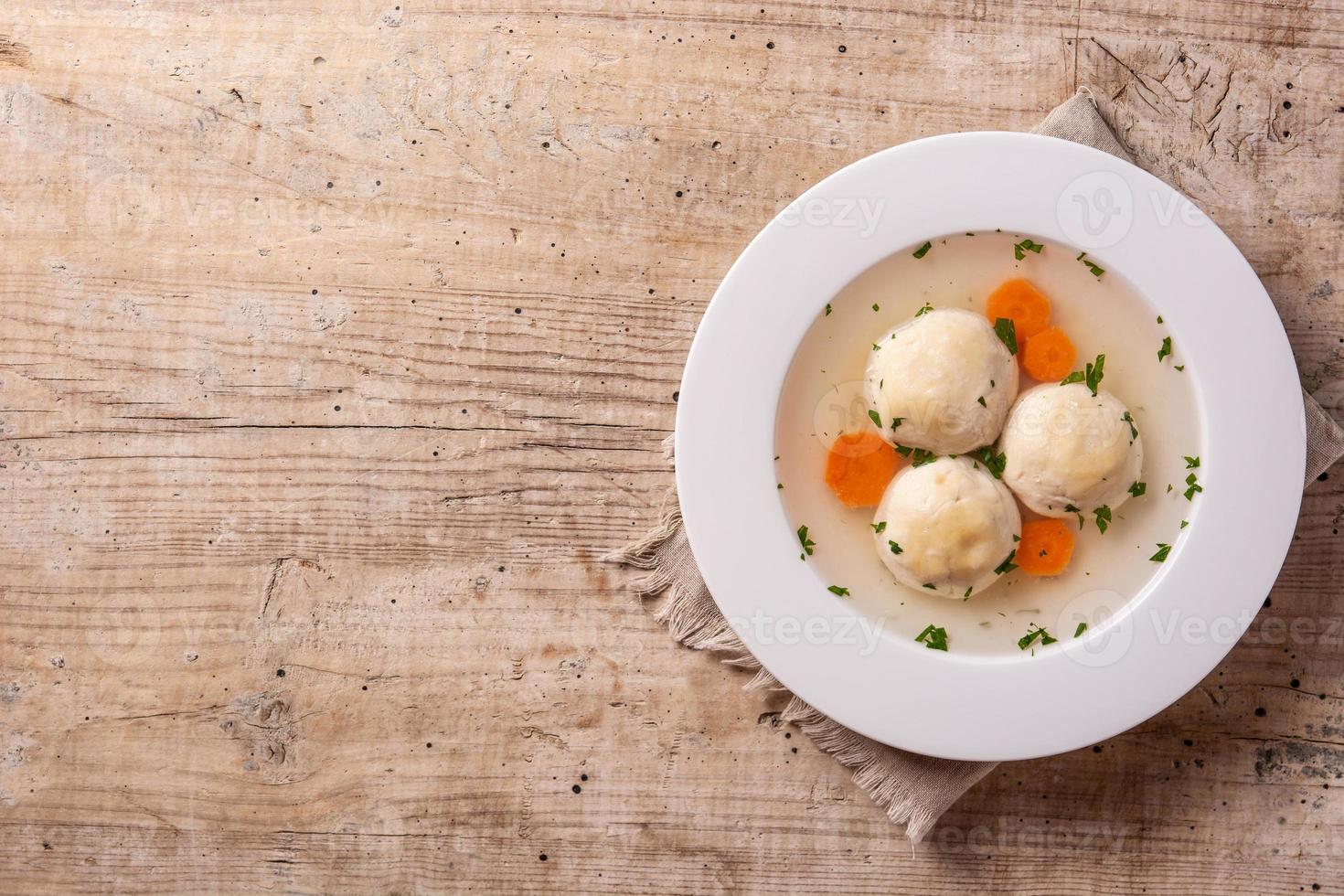 traditionell judisk matzah -bollsoppa foto