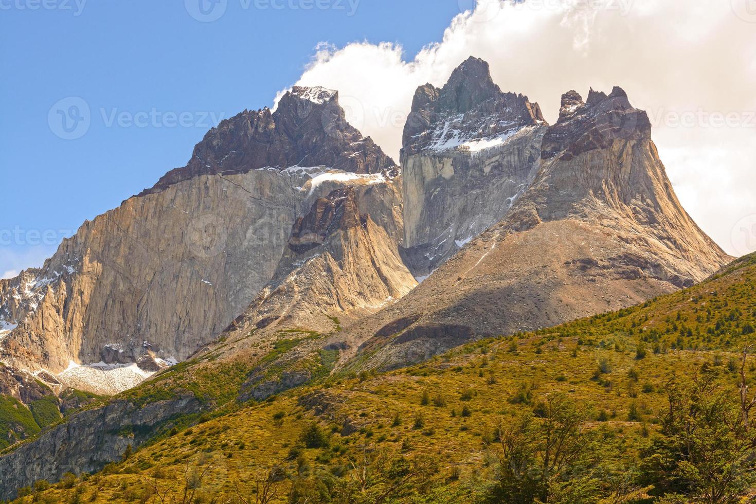 dramatiska toppar i de patagoniska Anderna foto